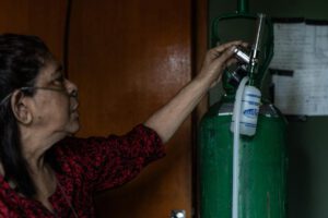 Eliana Souza respirando oxígeno debido al covid-19 persistente