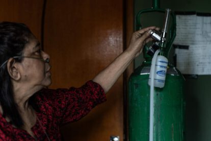 Eliana Souza respirando oxígeno debido al covid-19 persistente