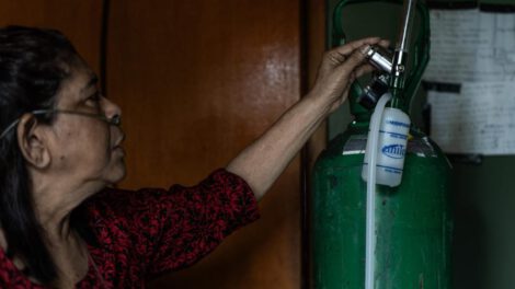 Eliana Souza respirando oxígeno debido al covid-19 persistente