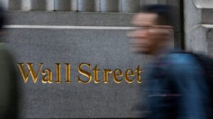 Wall Street cierra en rojo por tensión arancelaria entre Canadá y Trump