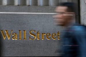 Wall Street cierra en rojo por tensión arancelaria entre Canadá y Trump