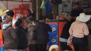 Escasez de pollo en Oruro tras deslizamientos en ruta