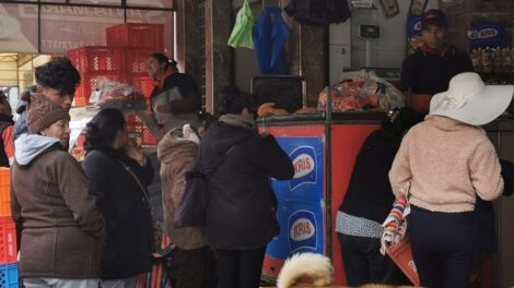 Escasez de pollo en Oruro tras deslizamientos en ruta