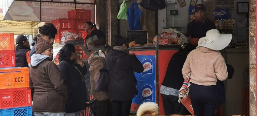 Escasez de pollo en Oruro tras deslizamientos en ruta