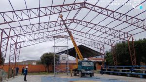 Desmontan tinglado en unidad educativa por riesgo estructural