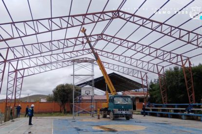Desmontan tinglado en unidad educativa por riesgo estructural