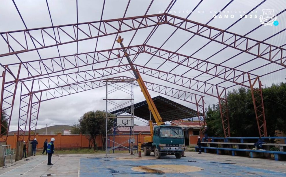 Desmontan tinglado en unidad educativa por riesgo estructural