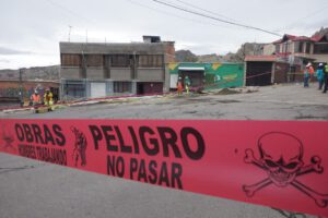 Avenida Bedregal cerrada por riesgo de colapso