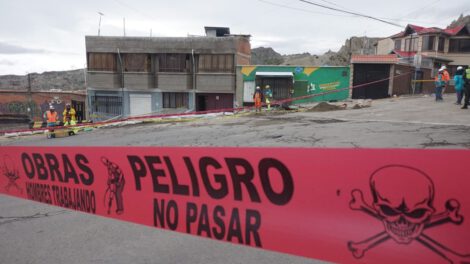 Avenida Bedregal cerrada por riesgo de colapso