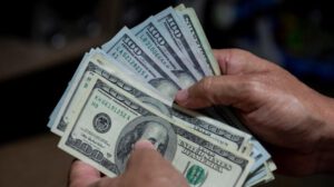 Dólar paralelo supera Bs 12 tras jornada volátil marcada por escasez de combustible