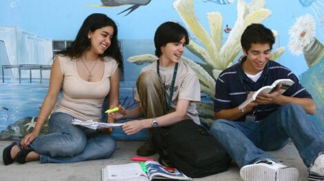 Estudiantes latinos en riesgo por recortes educativos en EE.UU.