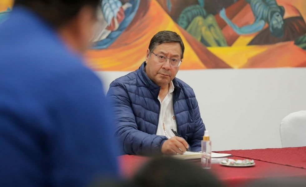 Luis Arce avión presidencial en medio de crisis económica