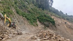 Derrumbe en Bombeo-Llavini afecta tráfico y viajeros