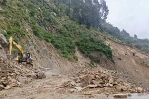 Derrumbe en Bombeo-Llavini afecta tráfico y viajeros