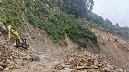 Derrumbe en Bombeo-Llavini afecta tráfico y viajeros