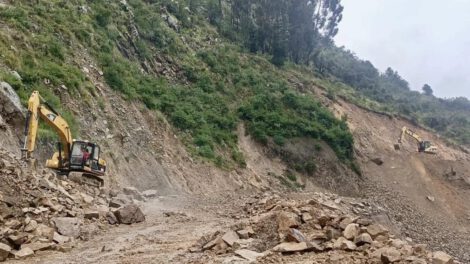 Derrumbe en Bombeo-Llavini afecta tráfico y viajeros