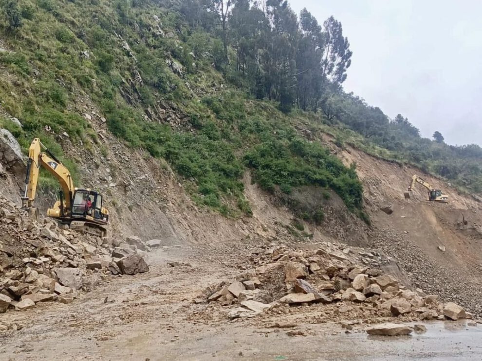 Derrumbe en Bombeo-Llavini afecta tráfico y viajeros