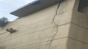 Grietas en el puente del río Seke en El Alto