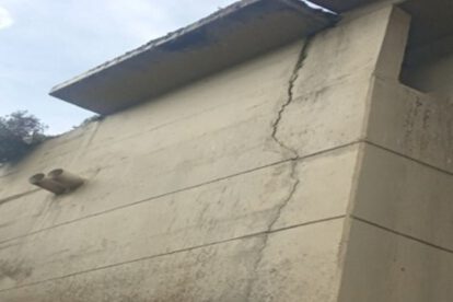 Grietas en el puente del río Seke en El Alto