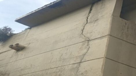 Grietas en el puente del río Seke en El Alto