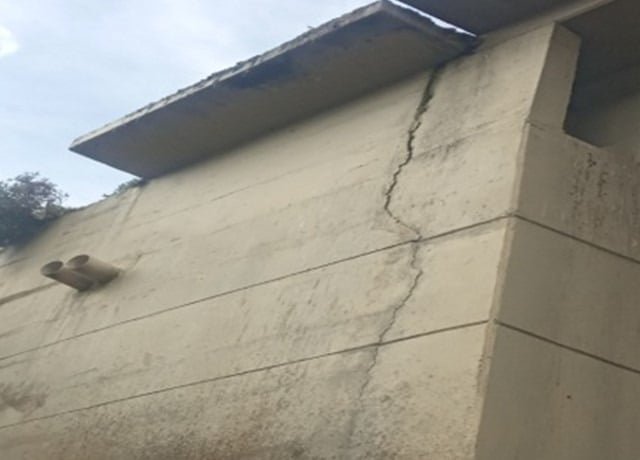 Grietas en el puente del río Seke en El Alto