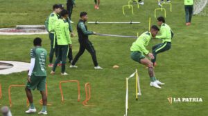 Selección boliviana entrenando en el estadio Hernando Siles
