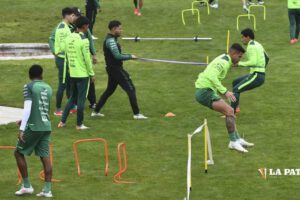 Selección boliviana entrenando en el estadio Hernando Siles