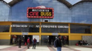 Derrumbes por lluvias complican viajes a Cochabamba