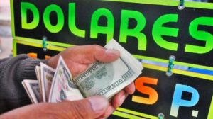Dólar en el mercado paralelo alcanza hasta Bs 14