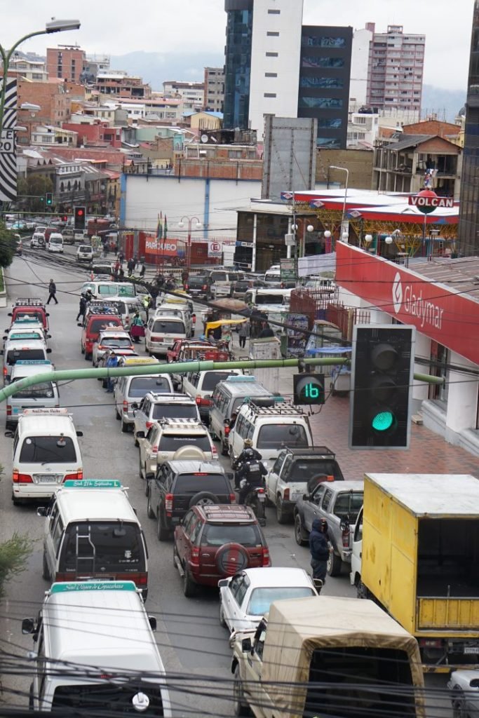 Crisis de combustible en Bolivia con largas filas en estaciones de servicio