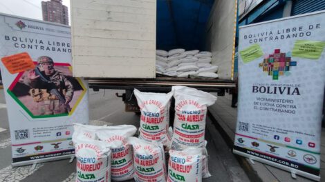 Entrega de azúcar a Emapa por el Viceministro de Lucha Contra el Contrabando