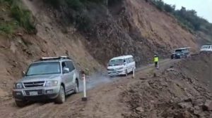 Ruta Oruro-Cochabamba reabre tras derrumbe en Llavini