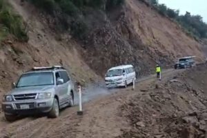 Ruta Oruro-Cochabamba reabre tras derrumbe en Llavini