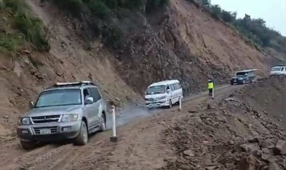 Ruta Oruro-Cochabamba reabre tras derrumbe en Llavini