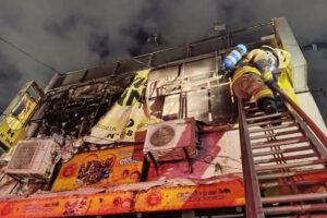 Incendio en centro comercial en Santa Cruz