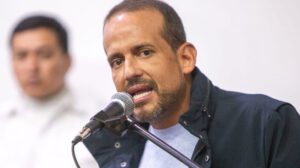 Luis Fernando Camacho renuncia a participar en la encuesta del bloque de unidad
