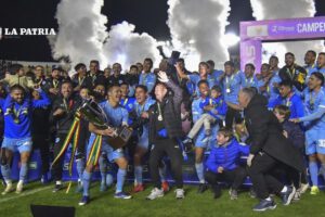 Bolívar campeón Copa de Verano con el trofeo en manos