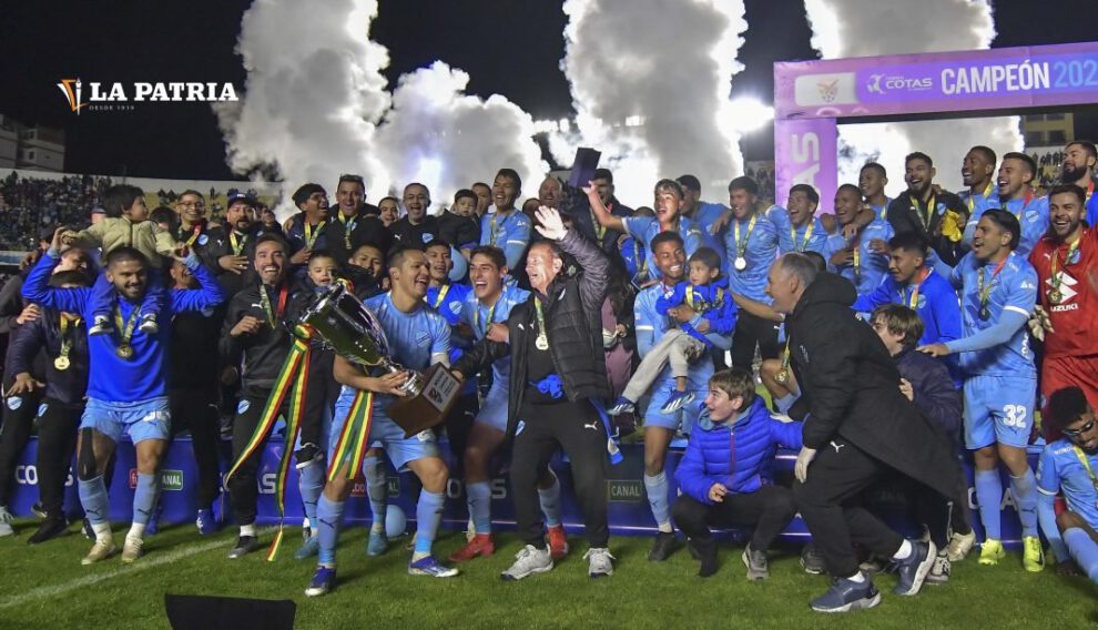 Bolívar campeón Copa de Verano con el trofeo en manos