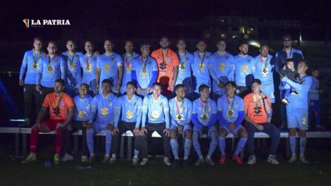 Bolívar equipo modelo 2025 con la camiseta del centenario