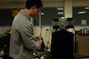 técnica para escuchar sonido a distancia sin audífonos