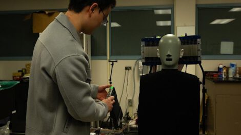 técnica para escuchar sonido a distancia sin audífonos