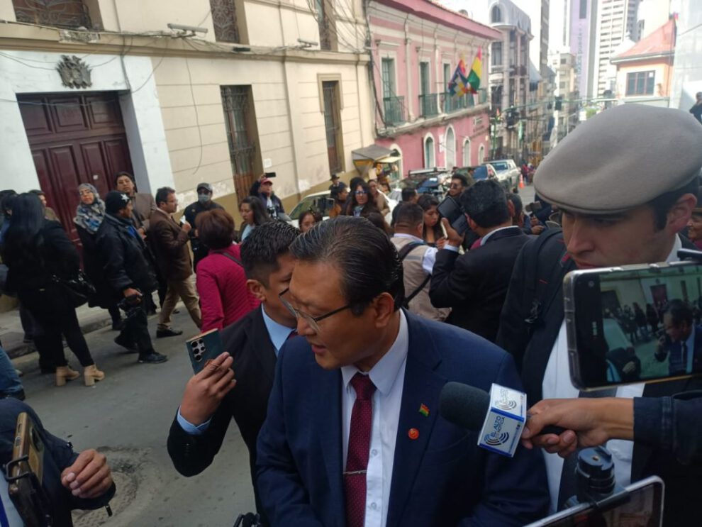 Chi Hyun Chung expuso sus propuestas para solucionar problemas como el suministro de diésel y la deuda internacional