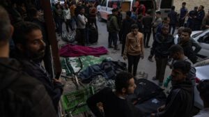 Bombardeos en Gaza dejan 404 muertos y hospitales colapsados
