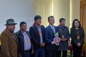 Firma de convenios para la construcción de aulas en el área rural de Bolivia