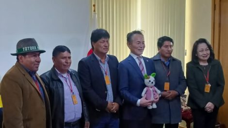 Firma de convenios para la construcción de aulas en el área rural de Bolivia