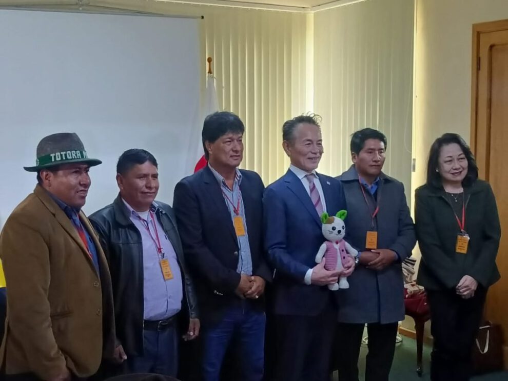 Firma de convenios para la construcción de aulas en el área rural de Bolivia