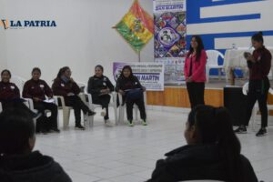 Empoderamiento de árbitras en Oruro durante el taller 'El Silbato del Cambio'