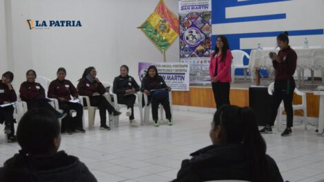 Empoderamiento de árbitras en Oruro durante el taller 'El Silbato del Cambio'