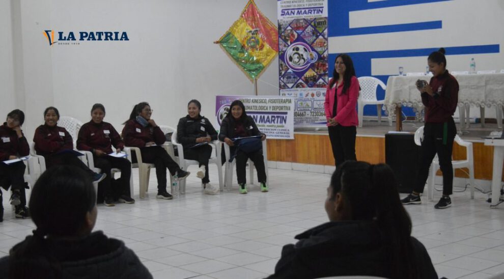 Empoderamiento de árbitras en Oruro durante el taller 'El Silbato del Cambio'