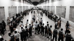 Venezolanos deportados a El Salvador